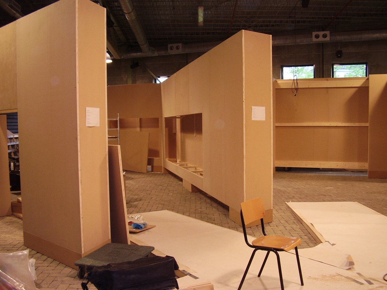 Opbouwen tentoonstelling in spoorwegmuseum. Aannemer Urbanizer